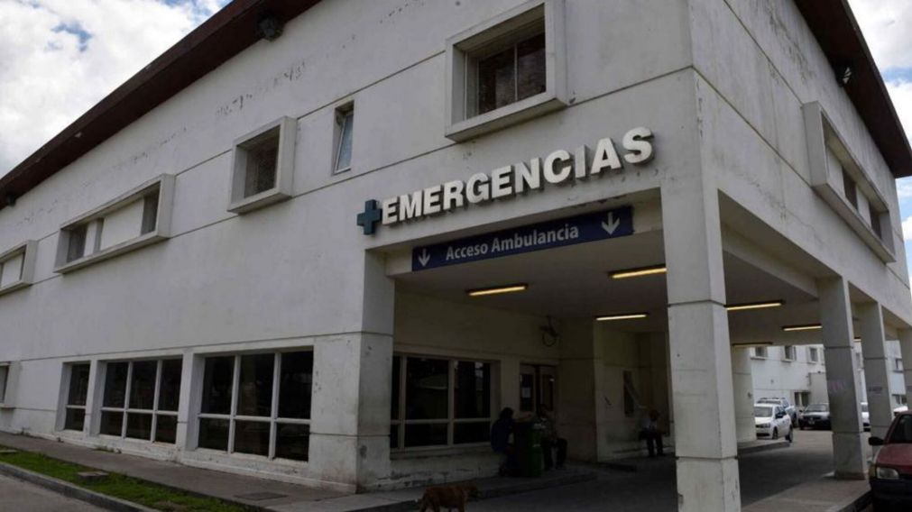 El joven quedó internado por la herida de bala en los testículos