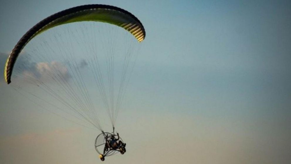 Los dos ocupantes del parapente sobrevivieron al accidente, pero uno de ellos murió horas más tarde. (Imagen Ilustrativa)