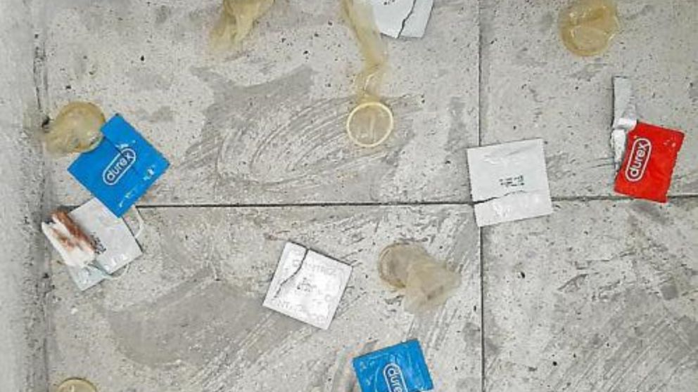 Restos de la org�a interrumpida en la estaci�n de Mallorca. (Imagen cortes�a de UltimaHora)