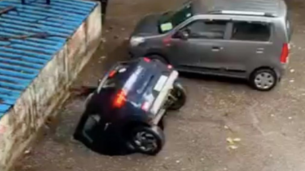 Las fuertes lluvias hicieron que el piso cediera sobre el antiguo pozo. (Captura video)