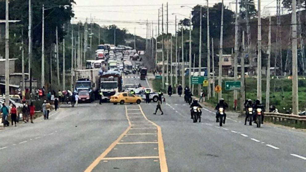 Al parecer primero saltaron los patios, luego de fuertes sonidos de detonaciones corrieron hacia la parte posterior de las celdas.