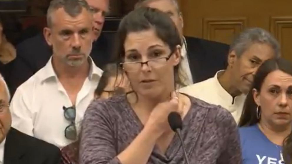 La enfermera intentó demostrar el efecto magnético de las vacunas contra el coronavirus (Captura de pantalla).