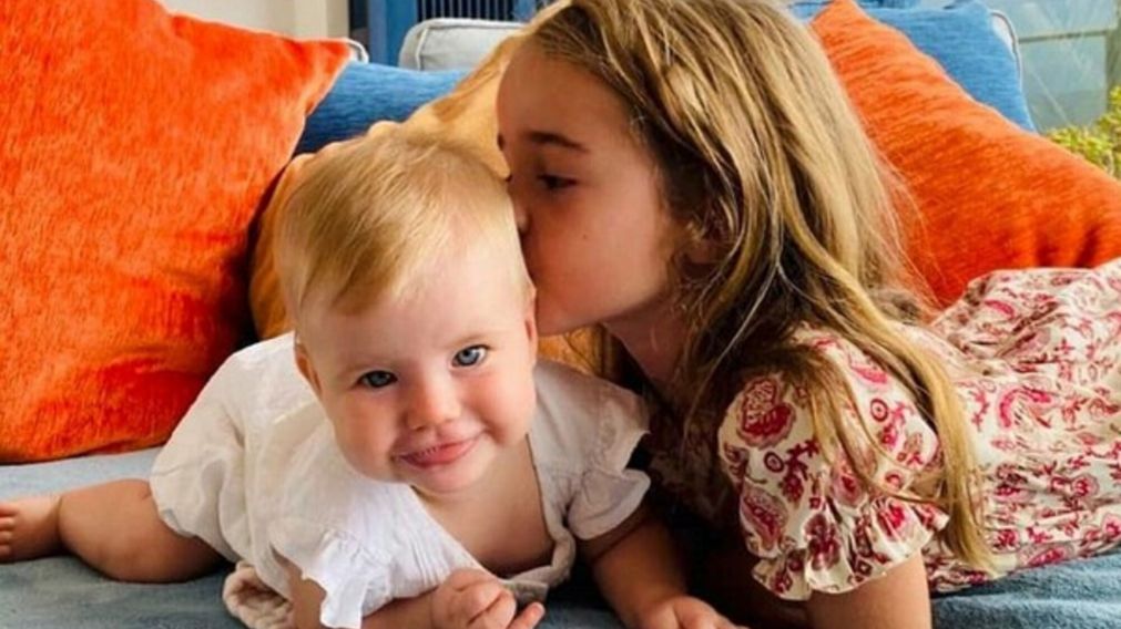 Olivia besa a su hermana menor, Anna, las dos niñas del caso que conmueve a España.