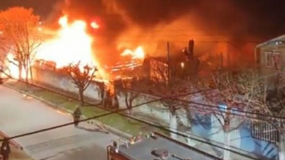 El incendio en la fábrica textil ocurrió alrededor de las 23 horas del viernes.