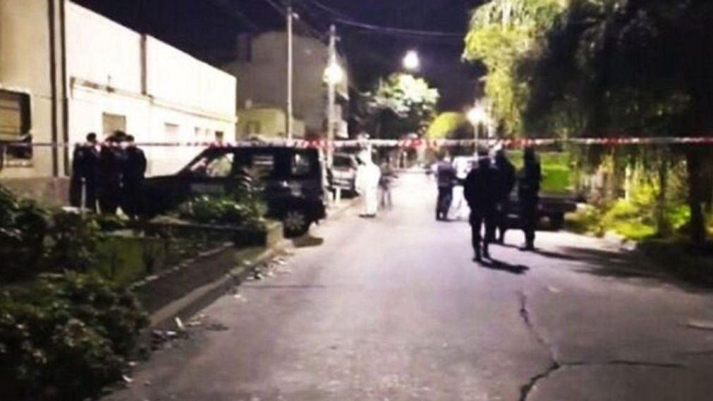 La escena tras el impacto del coche que conducía la mujer asesinada de un disparo en el pecho.