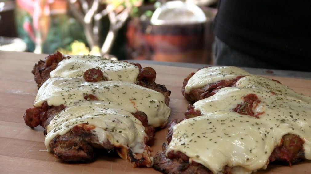 Esta receta de ra�ces argentinas es venerada por muchos, pero son pocos los que pueden hacerle frente a las brasas y salir airosos.
