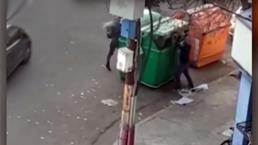El ladrón fue hallado por los vecinos dentro de un contenedor de basura.2