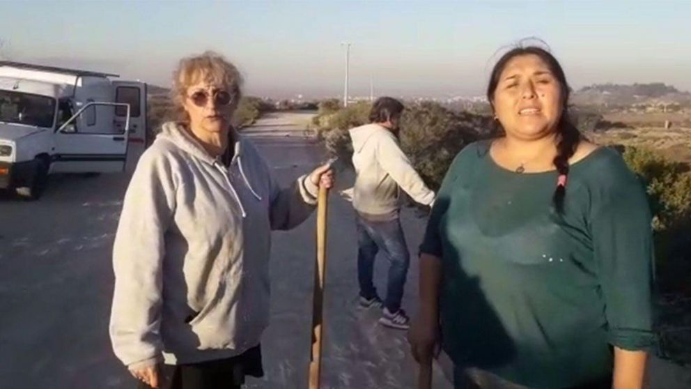 La madre de Abigail junto con la vidente, en un rastrillaje.