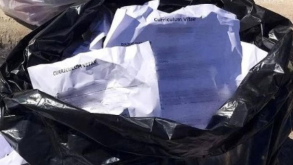 Encontr� m�s de 60 curr�culums tirados en la basura, los rescribi�, sac� copias y los llev� a empresas que ten�an vacantes.