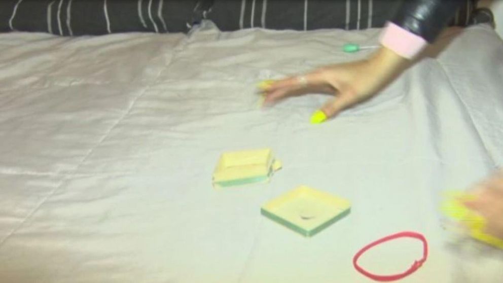 La mujer mostró las cajas vacías donde estaban las joyas (Canal 50).