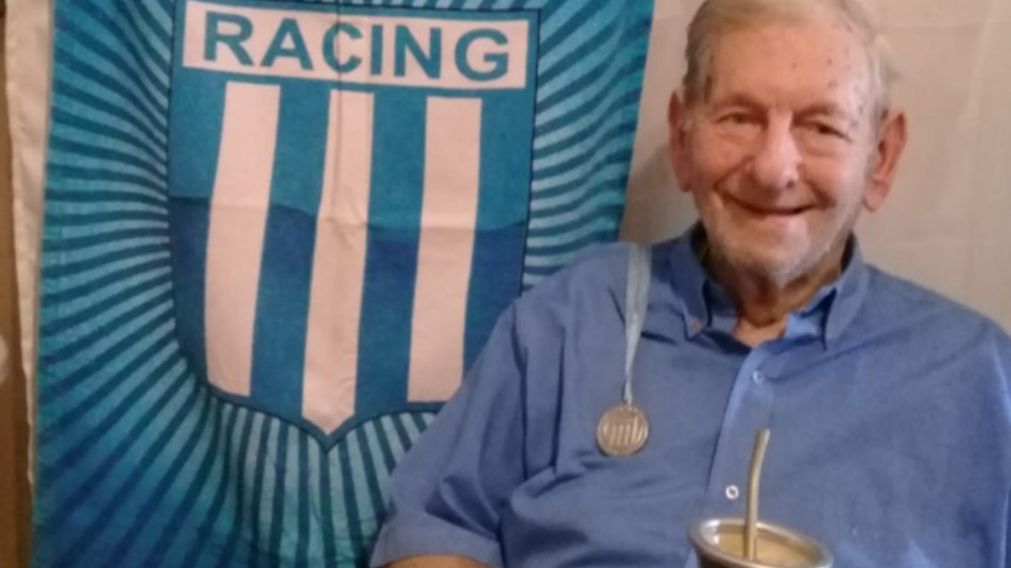 Miguel, con la medalla de reconocimiento por sus a�os como socio de Racing.