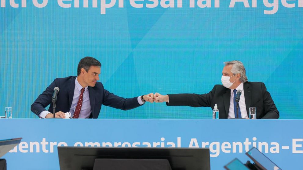 Alberto Fernández y Pedro Sanchez chocan los puños en el Museo del Bicentenario.
