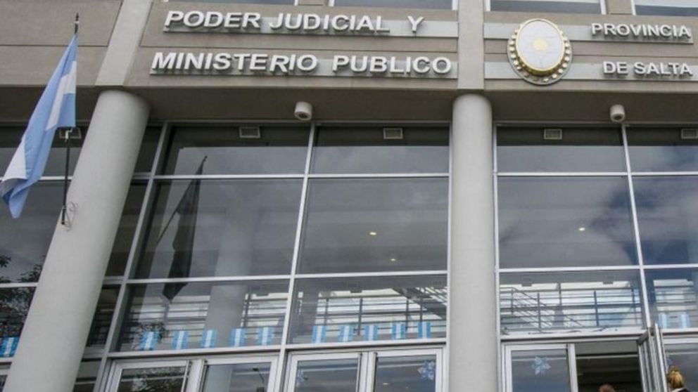 El juez salteño convocó a una audiencia para llegar a una "conciliación" entre la mujer y el demandante