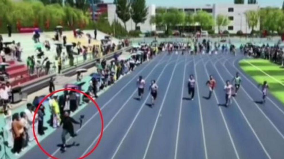 El camarógrafo es un estudiante universitario.