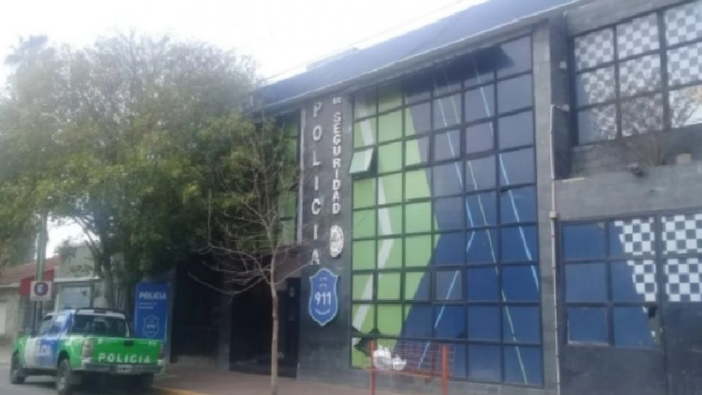 Integrantes de la comisar�a primera de Berazategui investigan el sangriento episodio.