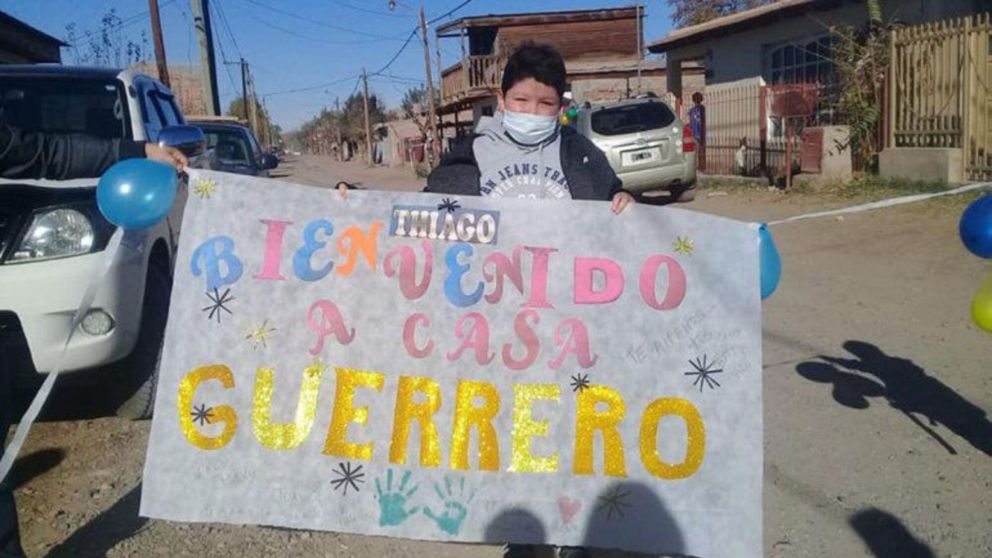 Thiago fue recibido por sus familiares en su casa de Plottier.