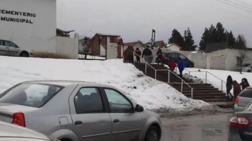 Los niños eran amigos, tenían 10 y 9 años, jugaban en el hielo cuando cedió y cayeron al agua helada. (La Opinión Austral)