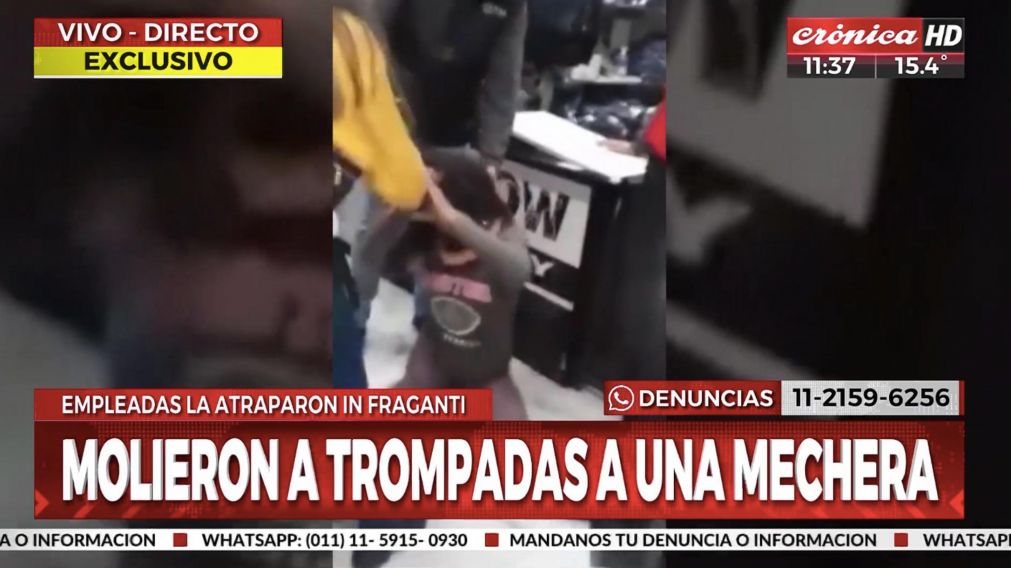 La mujer fue sorprendida robando y entre varios comerciantes la atacaron. (Captura de video)