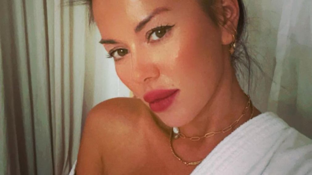 La modelo se descuidó y se le corrió la bata que llevaba puesta, dejándola expuesta sin ropa interior en medio de un vivo de Instagram.