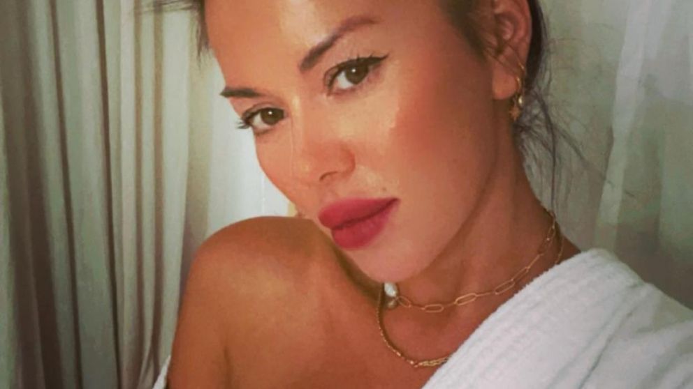 La modelo se descuidó y se le corrió la bata que llevaba puesta, dejándola expuesta sin ropa interior en medio de un vivo de Instagram.