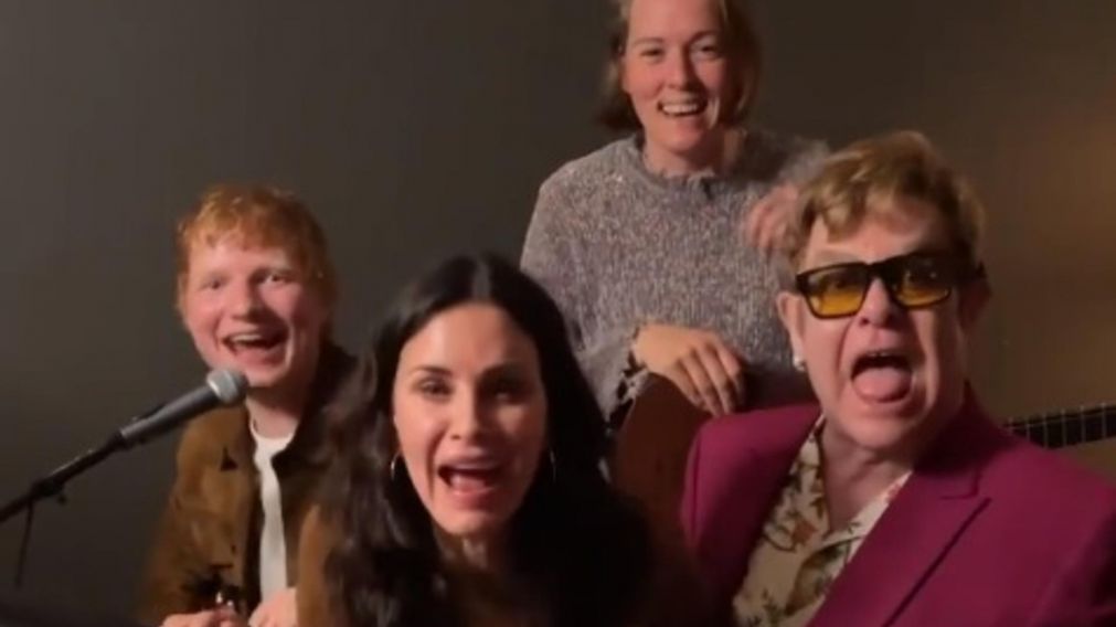Elton John, Ed Sheeran y Courteney Cox interpretaron la versión de Phoebe Buffay de "Tiny dancer".