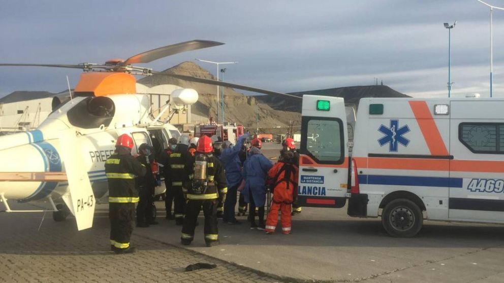 Dramático rescate en helicóptero de un pescador accidentado en medio del Mar Argentino.