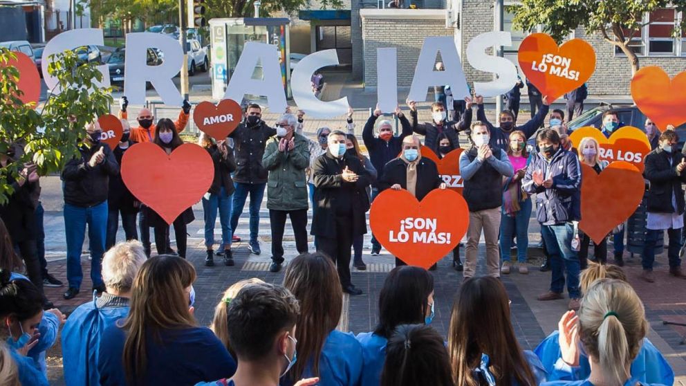 El intendente Juan José Mussi junto a docentes, bomberos voluntarios, policías, municipales y vecinos, homenajearon al personal de salud.