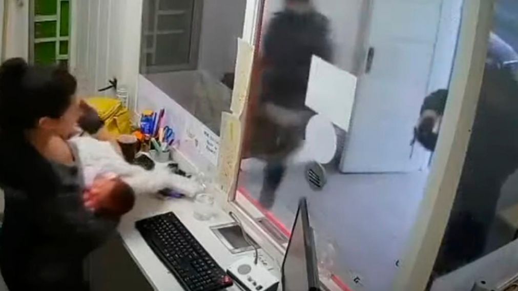 As� asaltaron a una mujer con su beb� en una agencia de quiniela en General Roca (Captura de video).