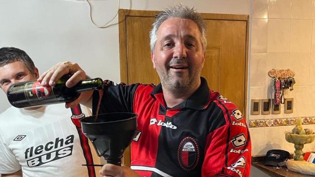 El hombre taladró la urna y le colocó una embudo para poder "brindar" con su padre.
