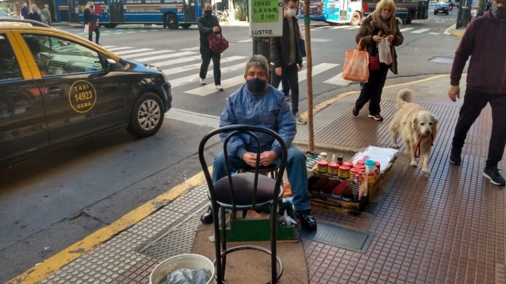 Hace 17 años que Julio César trabaja en la esquina de Paraná y Córdoba, de Capital Federal.