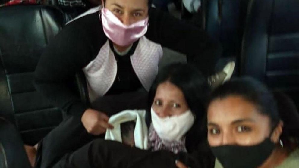 El momento del parto fue compartido en las redes sociales por los policías y los pasajeros.