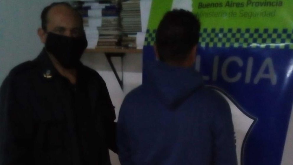 El atacante detenido junto a un policía en la comisaría de Villa Ponsati.
