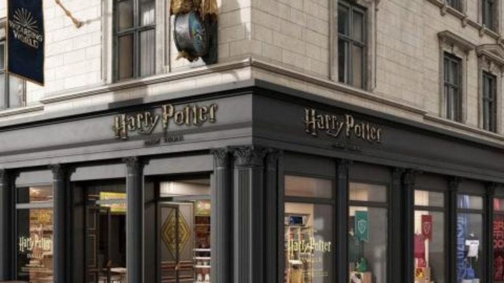 Se exhibirán varios de los artículos que fueron realmente utilizados en las películas por Daniel Radcliffe, Ruper Grint, Ema Stone o Tom Felton.