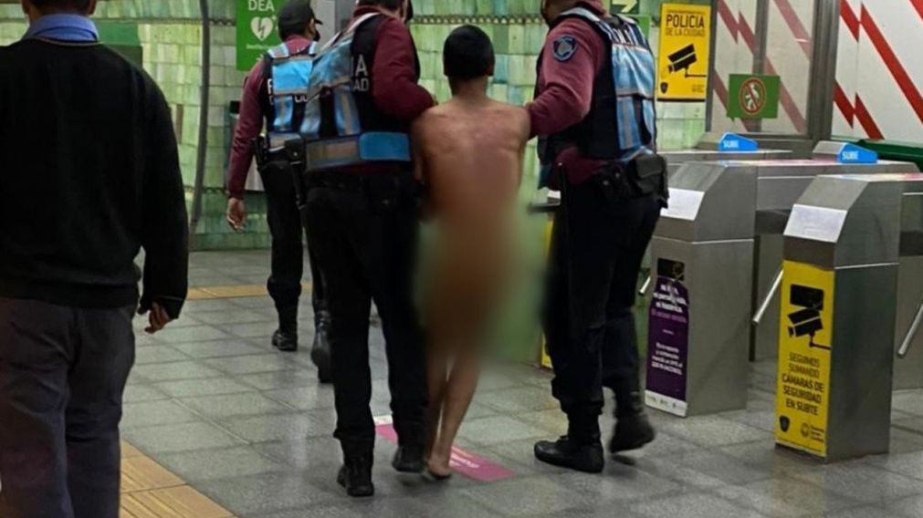 Los efectivos obligaron al hombre a bajar del vagón y le solicitaron que se vistiera.
