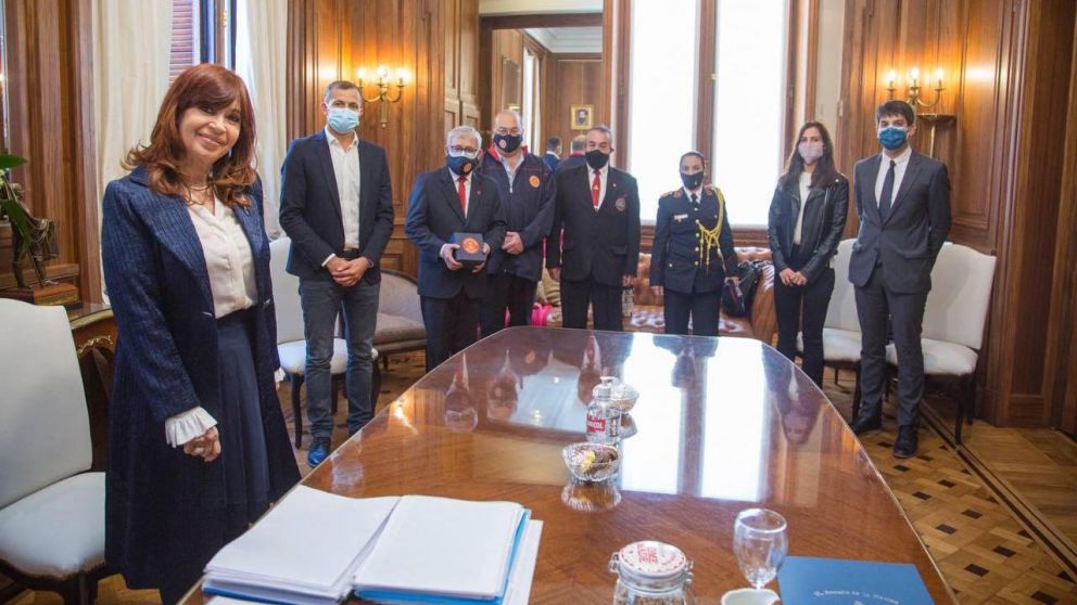 Cristina Fernández de Kirchner, el diputado Eduardo Bacca y autoridades de Bomberos Voluntarios.