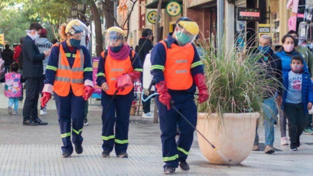 Catamarca decidió "castigar" a quienes violen las restricciones contra el Covid (La Nueva Rioja).