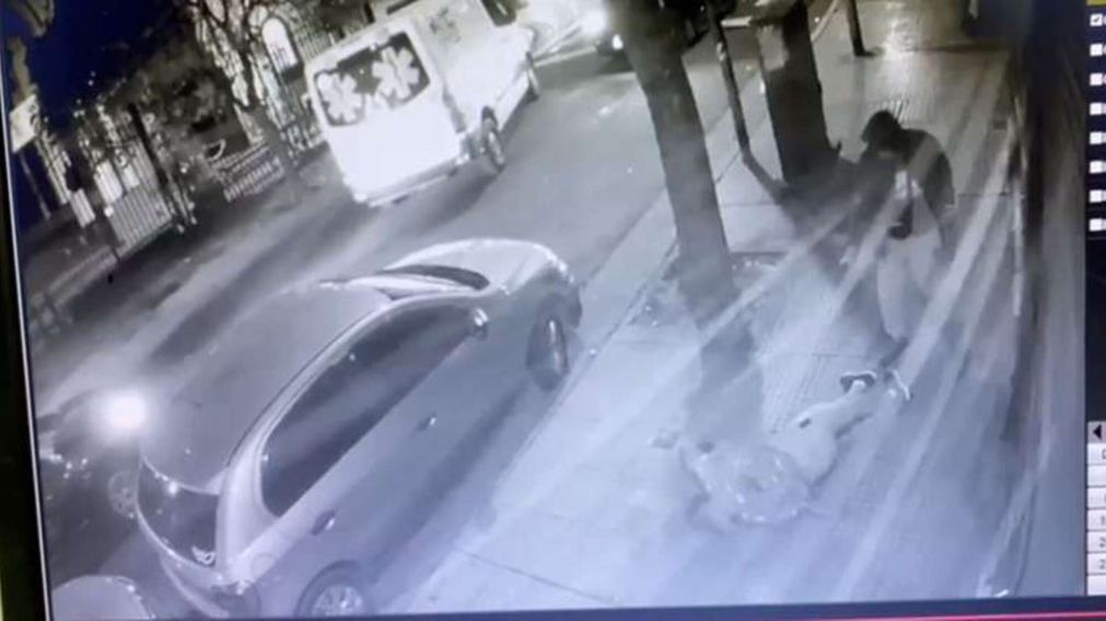 El momento en el atacante asesina al joven de 26 años frente a la iglesia de San Expedito.