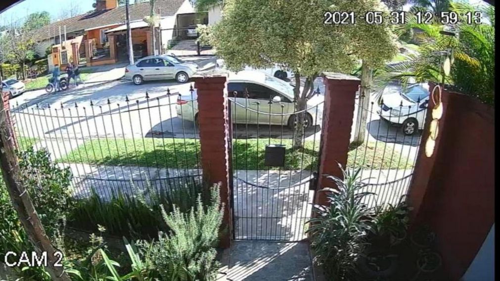 La secuencia del intento de robo quedó grabada por las cámaras de seguridad de la casa de la víctima.