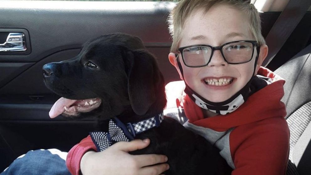 Bryson, junto a su mascota, Bruce.