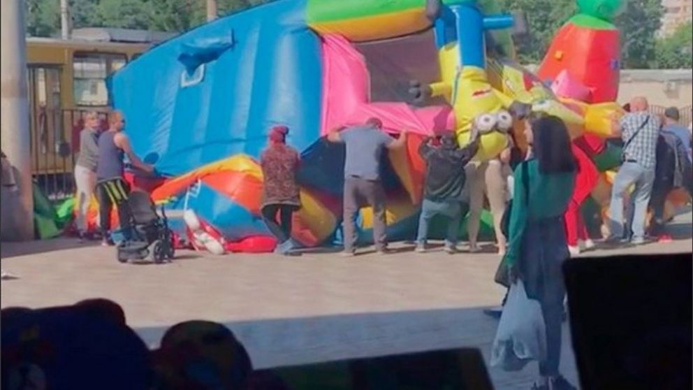 El inflable explotó repentinamente arrojando a las pequeñas por encima de una valla de metal sobre las vías del tranvía.