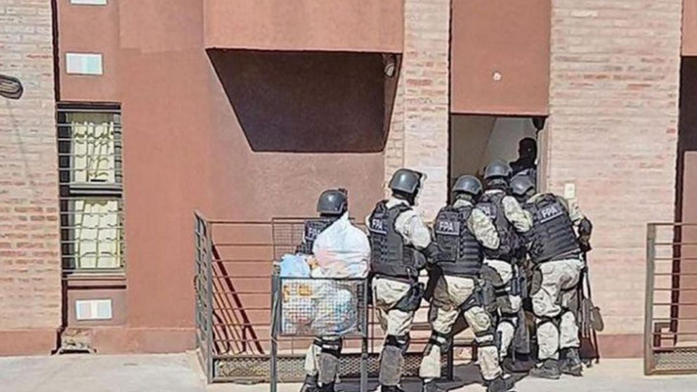 Detienen a youtuber por negar genocidio e "incitar al separatismo".