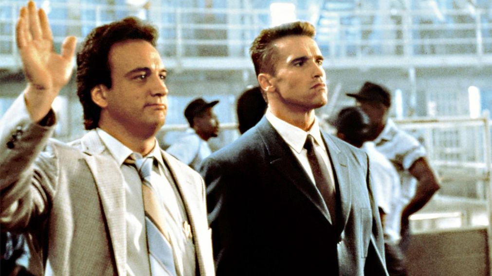 James Belushi junto a Arnold Schwarzenegger en "Infierno rojo".