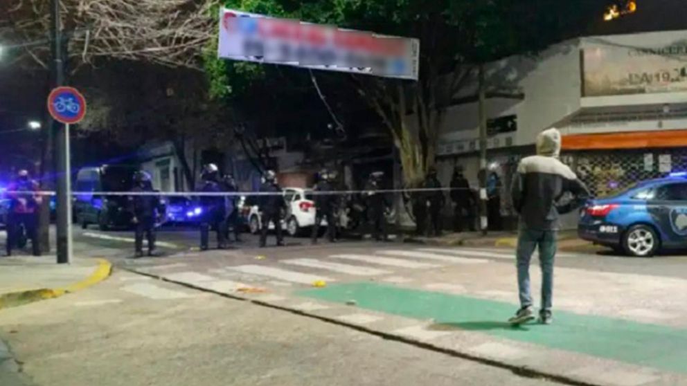 Los enfrentamientos comenzaron en la escena del crimen y se extendieron hasta el Barrio Mitre, donde vivía el fallecido (Twitter).