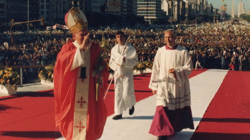 La llegada del Papa Juan Pablo II fue un rayo de luz en la oscuridad.