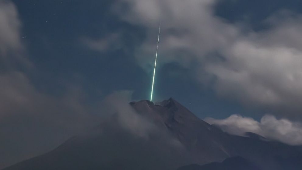 Increíble: Meteorito impacta con volcán activo y lo captan en vídeo.