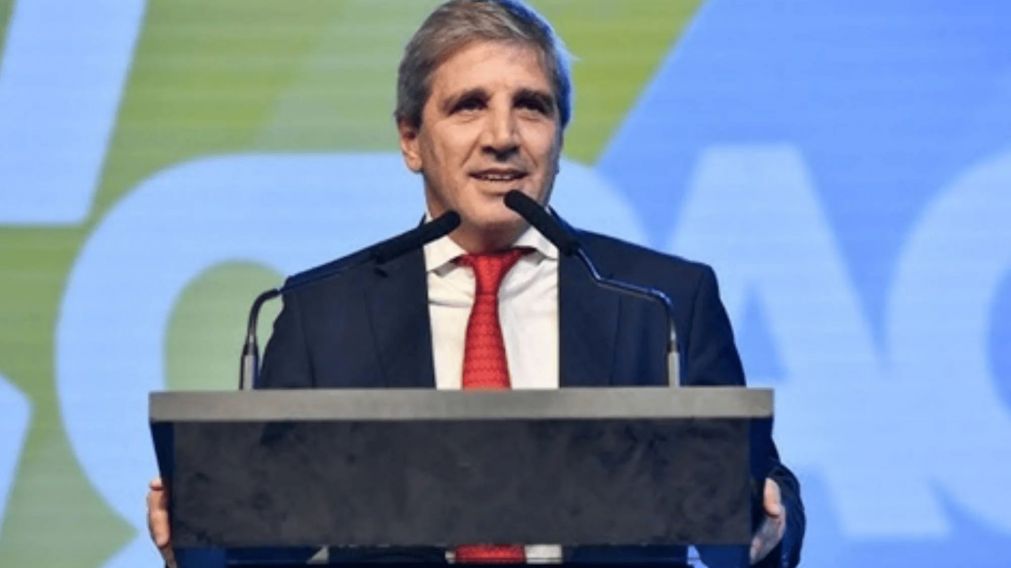Luis Caputo vuelve al pa�s tras las negociaciones en Estados Unidos.