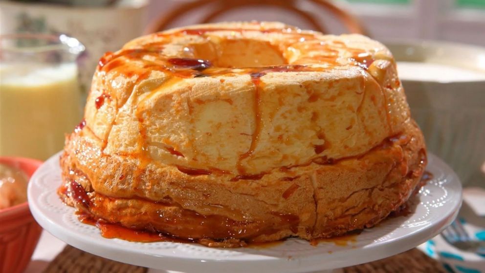 La Isla Flotante es un postre clásico que combina un merengue suave y aireado con una crema delicada y un toque de caramelo (Imagen ilustrativa).