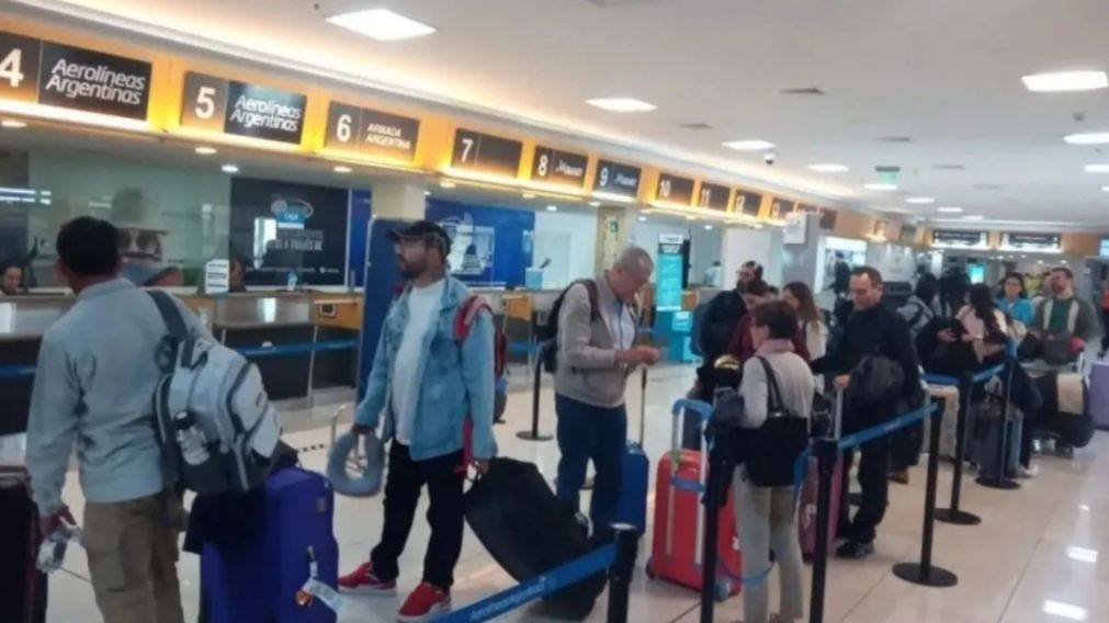 El avión tuvo un principio de incendio en uno de los motores, lo que provocó que se abortara el despegue enseguida. Los pasajeros fueron reubicados en otro vuelo.