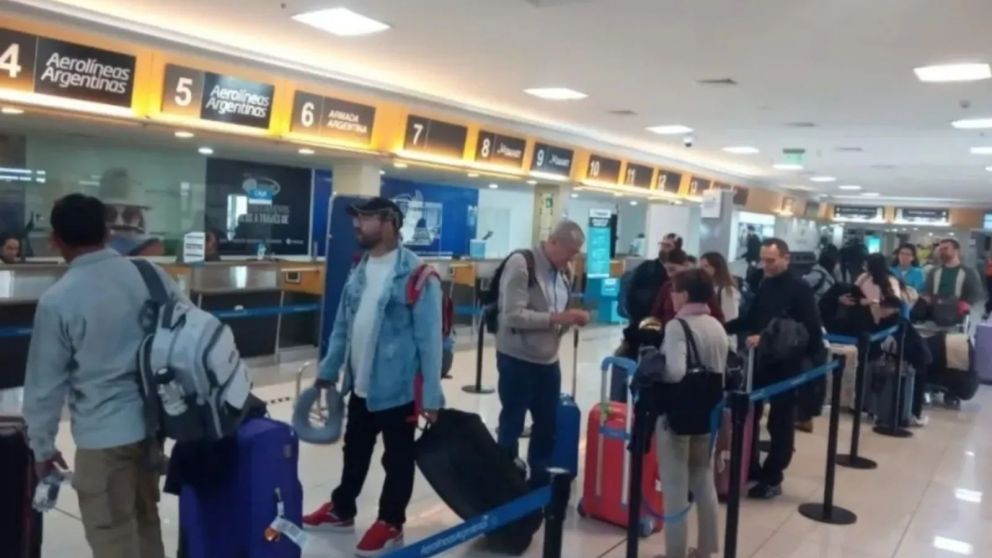 El avión tuvo un principio de incendio en uno de los motores, lo que provocó que se abortara el despegue enseguida. Los pasajeros fueron reubicados en otro vuelo.