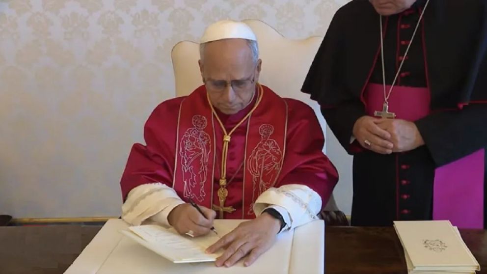El papa León XIV al firmar su exhortación apostólica "Dilexi te".